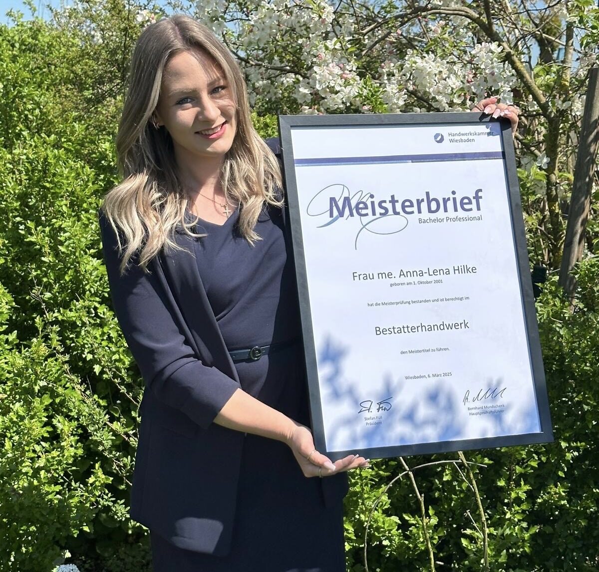 Anna-Lena Hilke mit ihrem Meisterbrief im Bestatterhandwerk